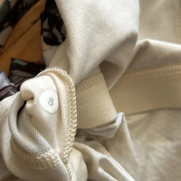 Lululemon sz 8 tank bra white with butterfly print excellent pre owned condition - Picture 6 of 7